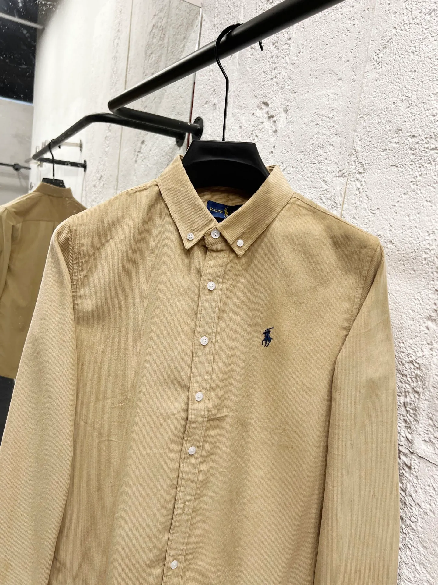 🅿️250 Style number: T61 pure cotton corduroy shirt, black, navy, white, khaki, four colors Size: M (110-125 pounds) L (125-140 pounds) XL (140-155 pounds) 2XL (155-170 pounds) Color: Khaki